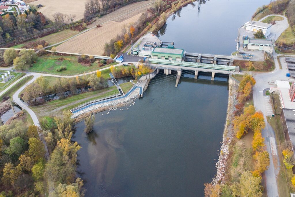 Comprendre le fonctionnement et les particularités des barrages au fil de l'eau, ainsi que leurs impacts sur l'environnement et les populations locales