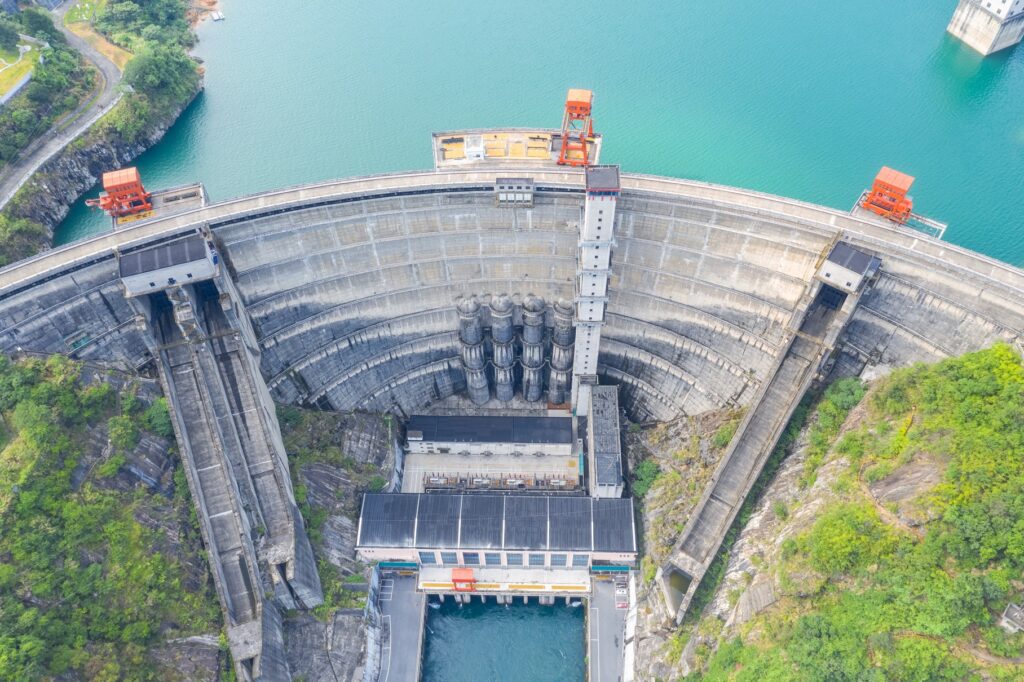 Fermeture d'un barrage de la centrale hydroélectrique