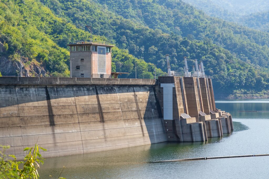 Les centrales hydroélectriques de lac sont des installations présentes dans les sites de haute montagne. Elles sont caractérisées par un débit faible et un dénivelé très fort, avec une chute supérieure à 300 mètres. En France, la plus grande hauteur de chute est celle de Portillon en Haute-Garonne (1 420 mètres).