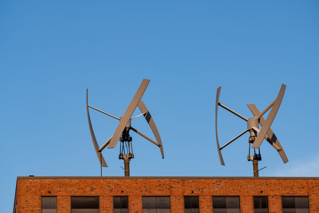 Éoliennes à axe vertical sur un toît