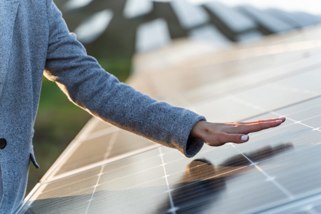 Panneau solaire aérovoltaïque : produire de l'électricité et chauffer l'air grâce à l'énergie solaire